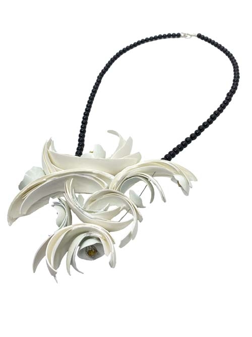 Collar-Nesting